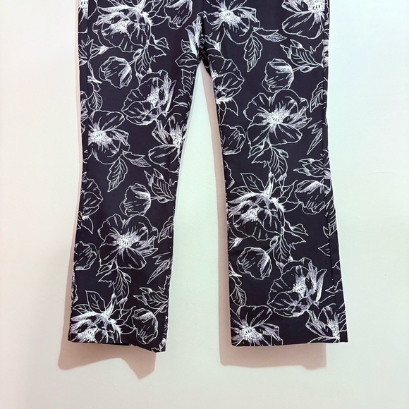 White House Black Market - Black & White Floral Flare Crop Cotton Pants - Picture 7 of 12